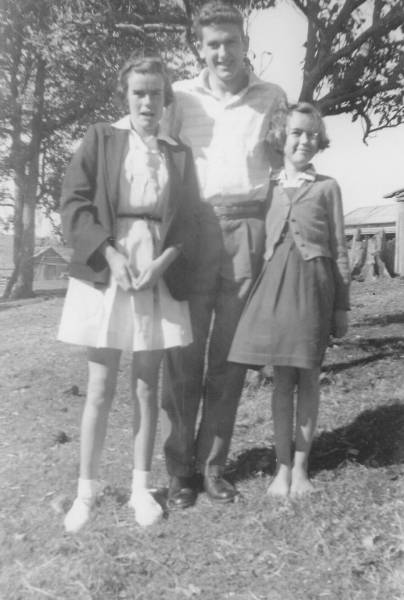 helen_geoff_and_me_1962.jpg helen_geoff_and_me_1962.jpg